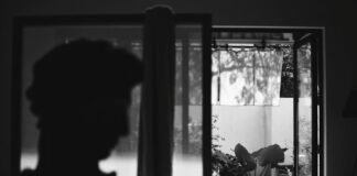 El drama silencioso de las familias afectadas por alzhéimer: cuando el amor trasciende la memoria Silhouette of a bust against a sunlit doorway