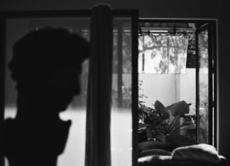 El drama silencioso de las familias afectadas por alzhéimer: cuando el amor trasciende la memoria Silhouette of a bust against a sunlit doorway