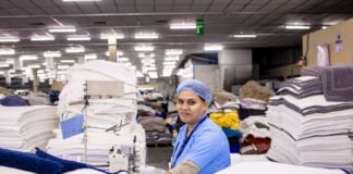 La industria papelera resurge con fuerza: innovación sostenible en la era de la digitalización Woman sews clothes in a factory.