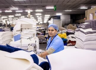 La industria papelera resurge con fuerza: innovación sostenible en la era de la digitalización Woman sews clothes in a factory.
