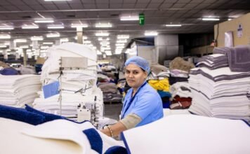 La industria papelera resurge con fuerza: innovación sostenible en la era de la digitalización Woman sews clothes in a factory.