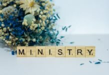 La tensión entre el Ministerio de Sanidad y los profesionales médicos alcanza un punto crítico a scrabble block spelling the word mn, in front of a bouquet of