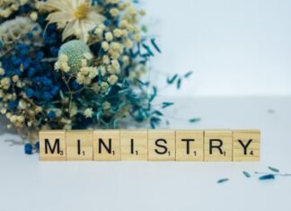 La tensión entre el Ministerio de Sanidad y los profesionales médicos alcanza un punto crítico a scrabble block spelling the word mn, in front of a bouquet of