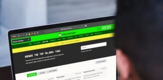 IKEA España se consolida como líder del sector del hogar con un crecimiento sostenido hacia los 2.000 millones A man sitting in front of a laptop computer