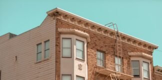 El mercado inmobiliario español lidera Europa: claves de su transformación en destino de inversión preferente a brick building with a fire escape on the top of it