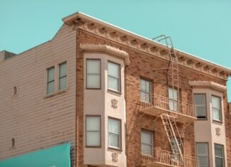 El mercado inmobiliario español lidera Europa: claves de su transformación en destino de inversión preferente a brick building with a fire escape on the top of it