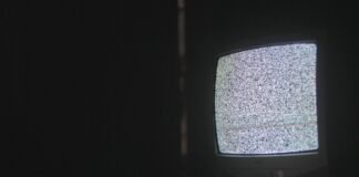 La televisión pública española refuerza su apuesta informativa en fechas constitucionales clave a television screen with a blue background