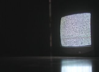 La televisión pública española refuerza su apuesta informativa en fechas constitucionales clave a television screen with a blue background