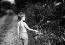 La primera infancia en vulnerabilidad: una respuesta especializada ante la crisis nutricional infantil boy walking on the field