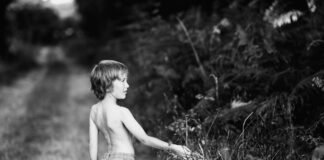 La primera infancia en vulnerabilidad: una respuesta especializada ante la crisis nutricional infantil boy walking on the field