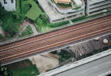 La infraestructura ferroviaria de Adamuz vuelve a estar operativa tras las reparaciones de emergencia aerial photography of train rails between bridge and building