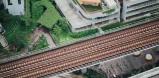 La infraestructura ferroviaria de Adamuz vuelve a estar operativa tras las reparaciones de emergencia aerial photography of train rails between bridge and building