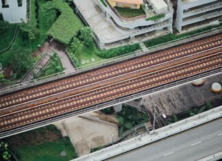 La infraestructura ferroviaria de Adamuz vuelve a estar operativa tras las reparaciones de emergencia aerial photography of train rails between bridge and building