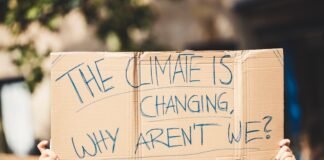 El Cambio Climático Transforma las Alergias: Cómo el Polen se Ha Vuelto un Problema de Salud Pública Prolongado a group of people holding a sign that says the climate is changing why aren '