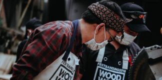 La revolución del streetwear: cómo la moda urbana conquistó a una generación entera man wearing white apron and mask