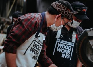 La revolución del streetwear: cómo la moda urbana conquistó a una generación entera man wearing white apron and mask