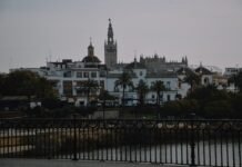 Sevilla invierte 1,3 millones en ampliar el patrimonio del Real Alcázar con una nueva adquisición histórica a view of a city from across a river