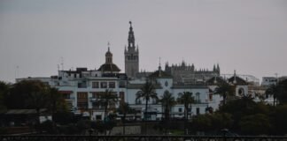 Sevilla invierte 1,3 millones en ampliar el patrimonio del Real Alcázar con una nueva adquisición histórica a view of a city from across a river