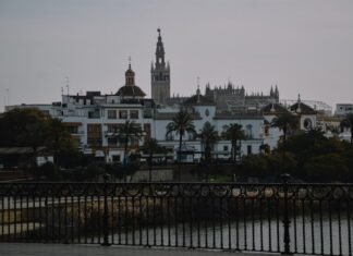 Sevilla invierte 1,3 millones en ampliar el patrimonio del Real Alcázar con una nueva adquisición histórica a view of a city from across a river