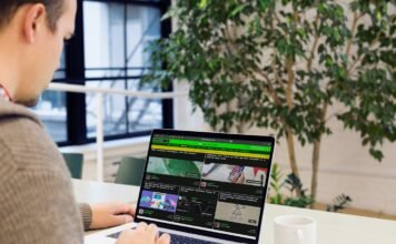El Réquiem de Mozart: Una Obra Maestra que Trasciende Siglos en los Escenarios Españoles A man sitting at a desk using a laptop computer