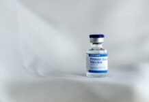 Operación anticorrupción en Andalucía: detenido el exjefe de gabinete del delegado del Gobierno white and yellow labeled bottle