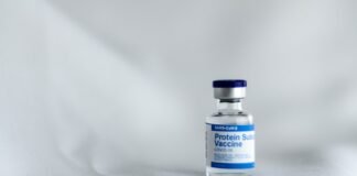 Operación anticorrupción en Andalucía: detenido el exjefe de gabinete del delegado del Gobierno white and yellow labeled bottle