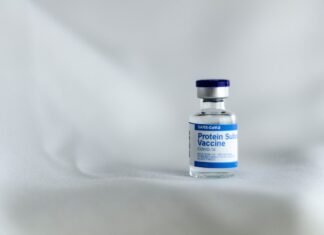 Operación anticorrupción en Andalucía: detenido el exjefe de gabinete del delegado del Gobierno white and yellow labeled bottle