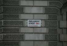 Tensión parlamentaria: El caso Cardama divide al Congreso sobre procedimientos de investigación gray building with white signage