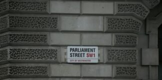 Tensión parlamentaria: El caso Cardama divide al Congreso sobre procedimientos de investigación gray building with white signage