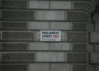 Tensión parlamentaria: El caso Cardama divide al Congreso sobre procedimientos de investigación gray building with white signage