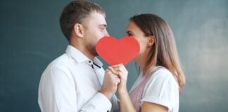 El romance LGBTQ+ transforma la narrativa deportiva: cuando el hockey abraza la diversidad Couple holding red heart obscuring faces