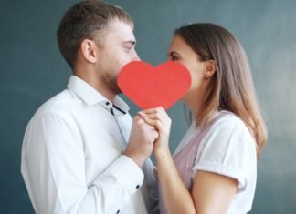 El romance LGBTQ+ transforma la narrativa deportiva: cuando el hockey abraza la diversidad Couple holding red heart obscuring faces