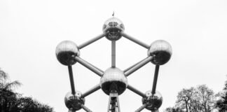 La paradoja energética europea: cuando la abundancia de electricidad se convierte en un problema económico a black and white photo of a large structure