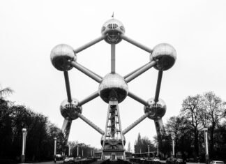 La paradoja energética europea: cuando la abundancia de electricidad se convierte en un problema económico a black and white photo of a large structure