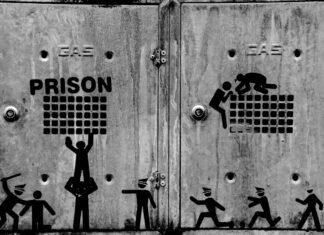 La transferencia de competencias penitenciarias al País Vasco reabre el debate sobre la reinserción de presos de ETA black and white wooden door