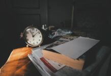El debate sobre la productividad laboral española: mitos y realidades en el mercado de trabajo silver and white analog alarm clock