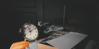 El debate sobre la productividad laboral española: mitos y realidades en el mercado de trabajo silver and white analog alarm clock