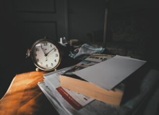 El debate sobre la productividad laboral española: mitos y realidades en el mercado de trabajo silver and white analog alarm clock