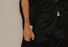 El nuevo embajador estadounidense marca el inicio de una etapa diplomática crucial entre Madrid y Washington a woman in a white dress and a man in a black suit