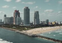 Miami Beach impulsa su transformación como destino premium de turismo deportivo y wellness a view of a beach and a city in the background