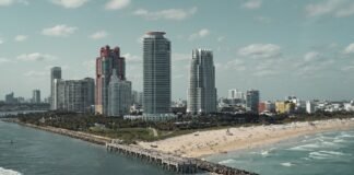 Miami Beach impulsa su transformación como destino premium de turismo deportivo y wellness a view of a beach and a city in the background