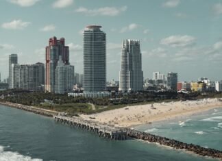 Miami Beach impulsa su transformación como destino premium de turismo deportivo y wellness a view of a beach and a city in the background