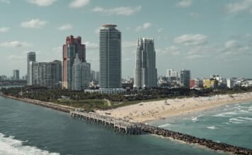Miami Beach impulsa su transformación como destino premium de turismo deportivo y wellness a view of a beach and a city in the background