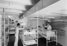 Crisis hospitalaria en Canarias: cuando la saturación obliga a soluciones de emergencia Medical ward with bunk beds and patients
