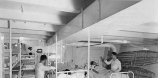 Crisis hospitalaria en Canarias: cuando la saturación obliga a soluciones de emergencia Medical ward with bunk beds and patients