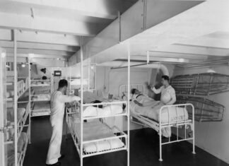 Crisis hospitalaria en Canarias: cuando la saturación obliga a soluciones de emergencia Medical ward with bunk beds and patients