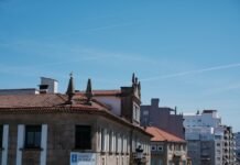 Galicia sufre el embate del temporal Pedro con vientos superiores a 150 km/h a row of buildings with a blue sky in the background