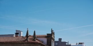 Galicia sufre el embate del temporal Pedro con vientos superiores a 150 km/h a row of buildings with a blue sky in the background