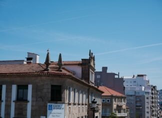 Galicia sufre el embate del temporal Pedro con vientos superiores a 150 km/h a row of buildings with a blue sky in the background