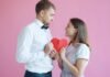 Romance Scam: Cómo las Estafas Románticas se Convierten en Redes de Blanqueo Internacional Couple holding a broken heart on pink background